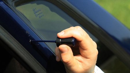 Использование карандаша для удаления царапин на автомобиле